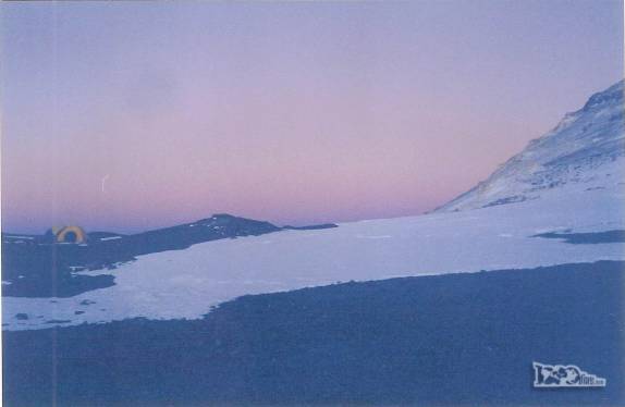 Fim de tarde no acampamento de Nido de Condores, acima dos 5.500 metros de altitude, um dos pontos de ataque ao cume do Aconcágua, no oeste da Argentina (temporada de 1998/99)